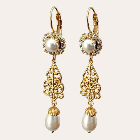 Sierlijke oorhangers met ornament en parels