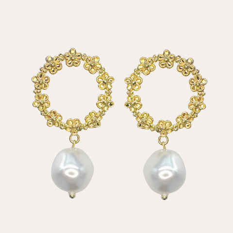 Flower stud earrings with pearls