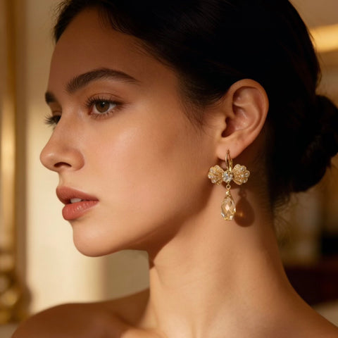 Gouden strik oorbellen met Swarovski druppel