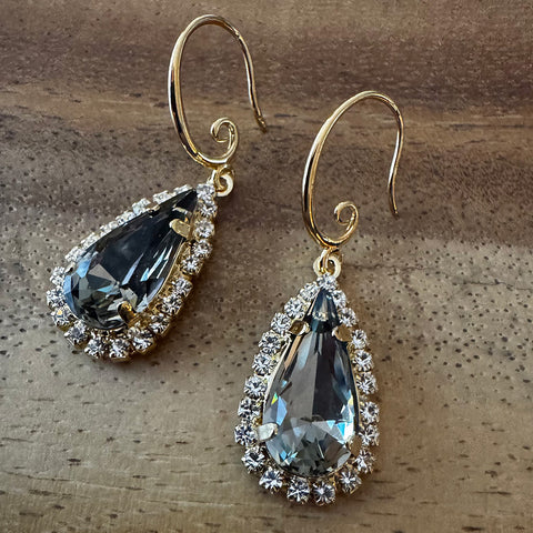 Earrings with flower, pearl and gold crystal