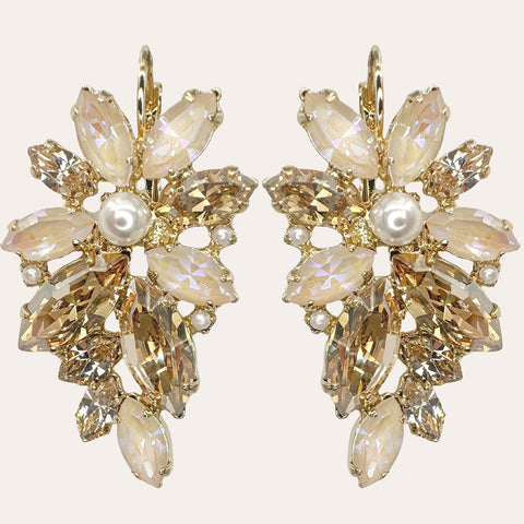 Statement oorhangers met beige en gouden bloem