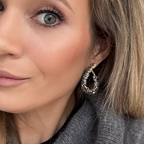 Oorbellen semi-hoops met champagne steentjes