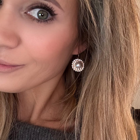 Flower stud earrings with pearls