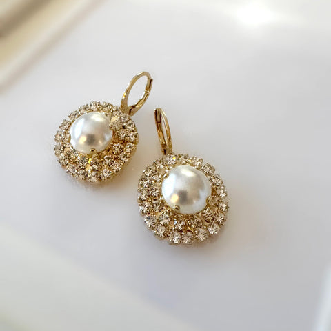 Flower stud earrings with pearls