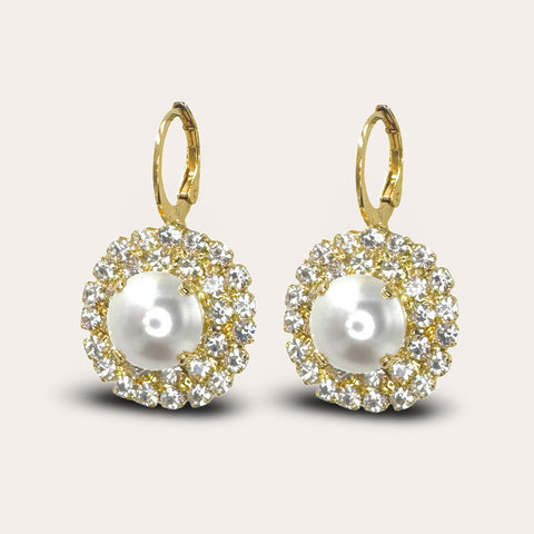 Flower stud earrings with pearls