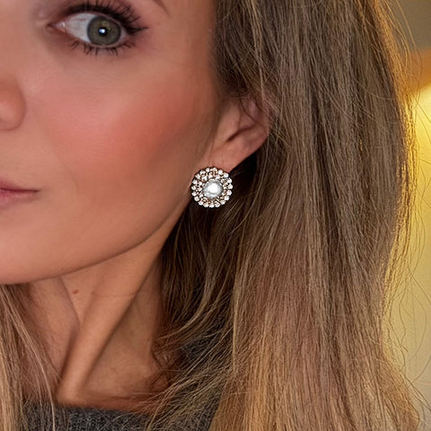 Flower stud earrings with pearls