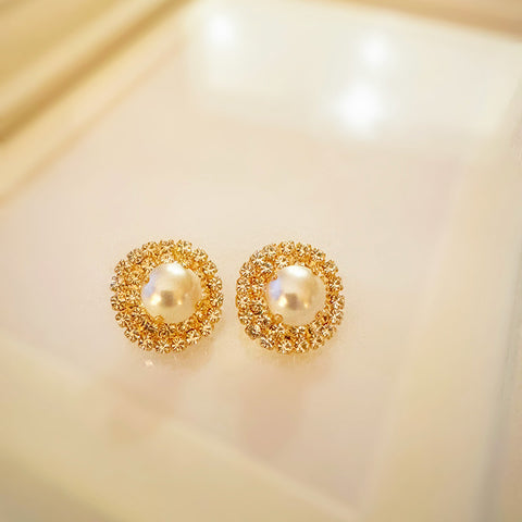 Flower stud earrings with pearls