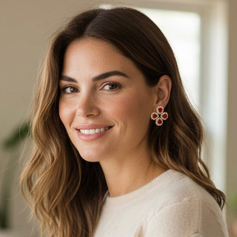 Statement oorstekers klavertje vier met rode Swarovski hartjes