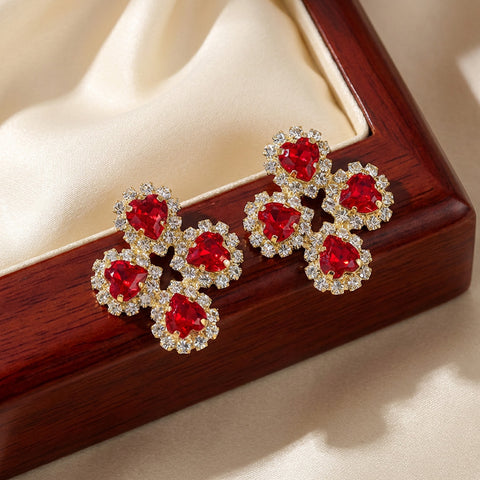 Statement oorstekers klavertje vier met rode Swarovski hartjes