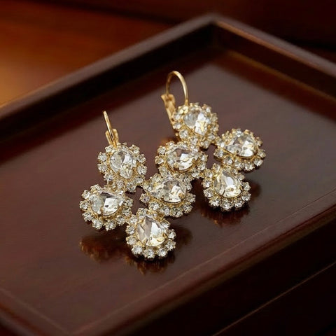 Luxe oorhangers met klavertje vier van Swarovski hartjes