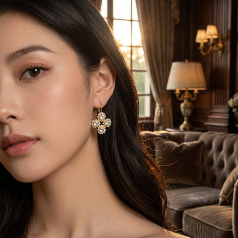 Luxe gouden oorhangers met klavertje vier van Swarovski hartjes