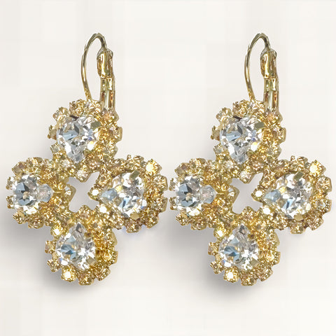 Luxe gouden oorhangers met klavertje vier van Swarovski hartjes