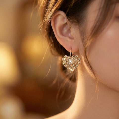 Luxe gouden oorhangers met hartje, parel & Swarovski