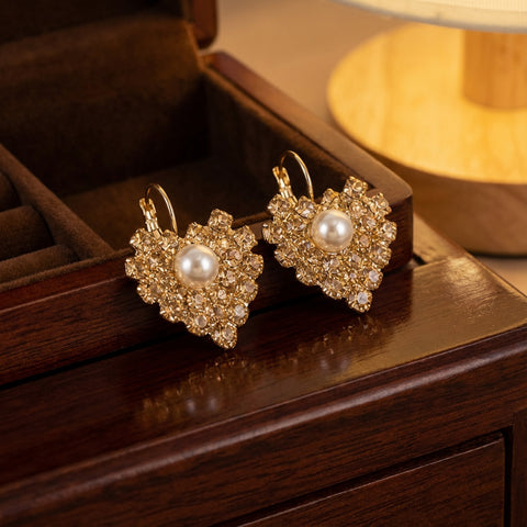 Luxe gouden oorhangers met hartje, parel & Swarovski