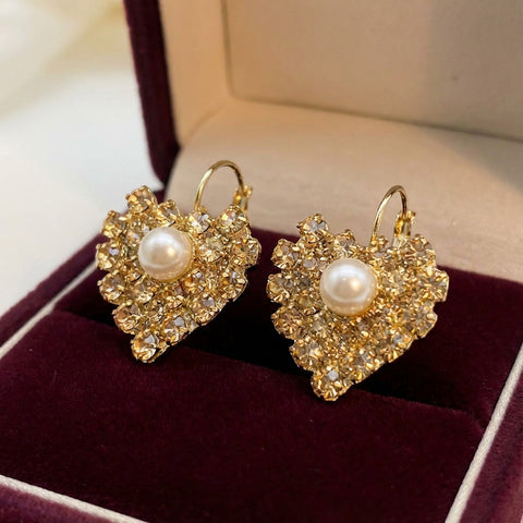 Luxe gouden oorhangers met hartje, parel & Swarovski