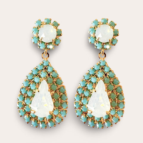 Oorstekers met wit opaal druppels omringd door turquoise steentjes