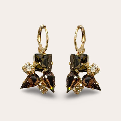 Bruine oorhangers met gouden kristallen
