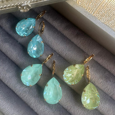 Oorhangers met een grote mintgroene druppel