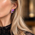 Paarse oorknoppen met mat paarse, felpaarse en amethist Swarovski kristallen van Le Rêve Amsterdam