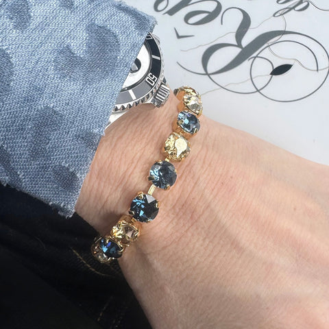 Gouden armbandje met donkerblauwe kristallen