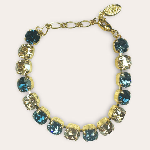 Gouden armbandje met donkerblauwe kristallen