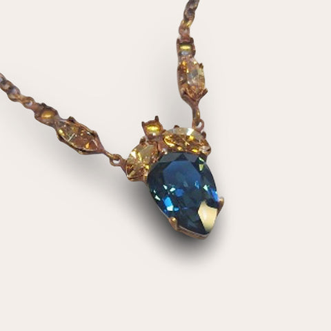 Oorhangers met gouden blaadjes en donkerblauwe Swarovki-druppel