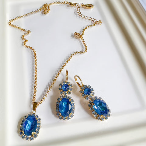 Blauwe oorhangers met glimmende kristalletjes