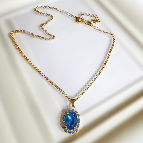 Gouden kettinkje met blauwe hanger