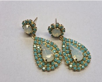 Oorstekers met wit opaal druppels omringd door turquoise steentjes