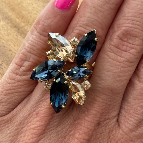 Ring bezet met 10 donkerblauwe en gouden kristallen