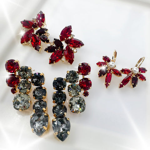 Oorhangers met bloemen van rode kristallen en een pareltje