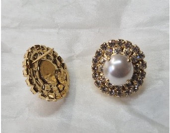 Flower stud earrings with pearls